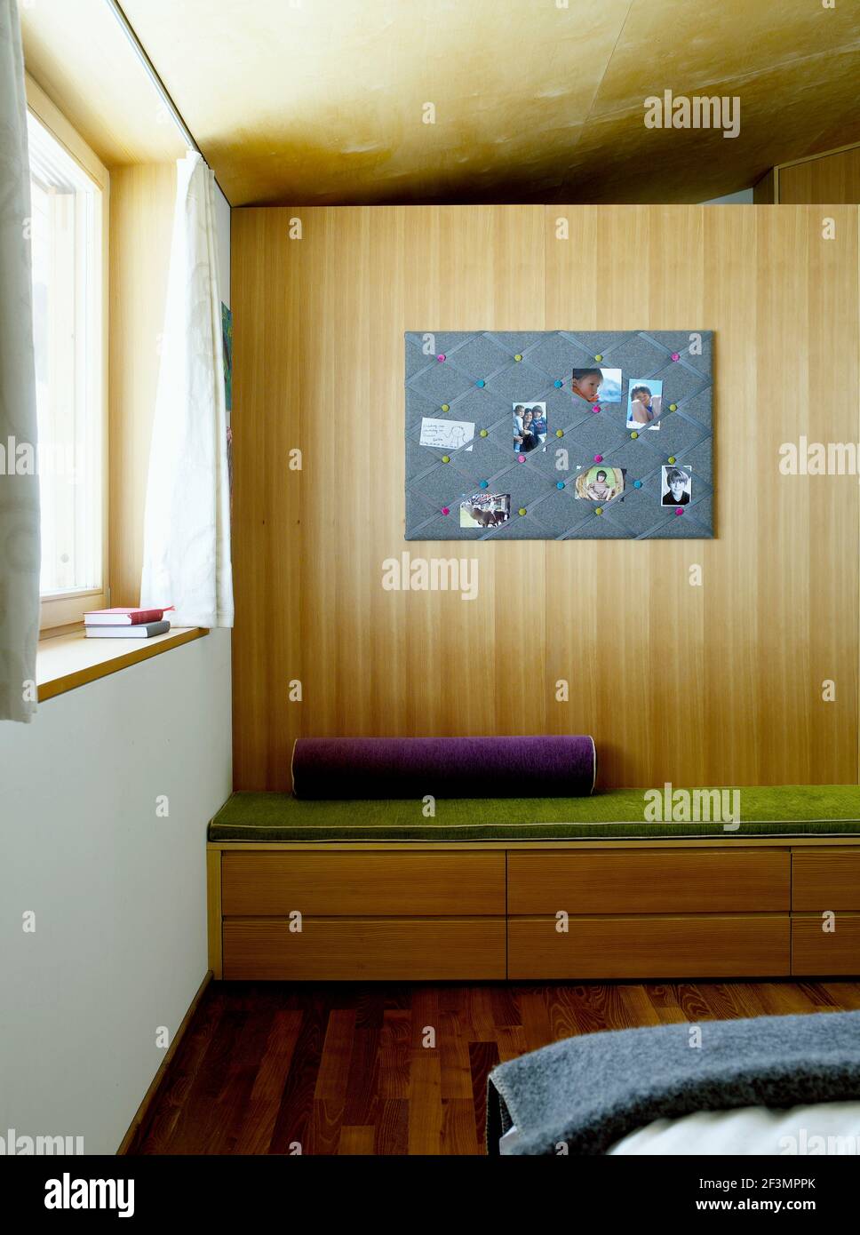 Sitzgelegenheit im Schlafzimmer mit Stauraum unten in österreichischem Haus  Stockfotografie - Alamy