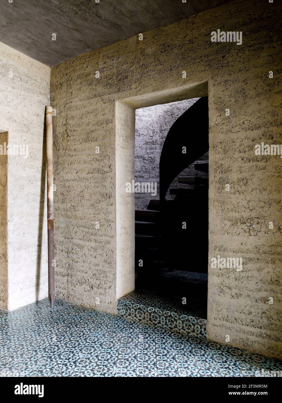 Blick durch die Tür zum Flur des österreichischen Hauses Stockfoto
