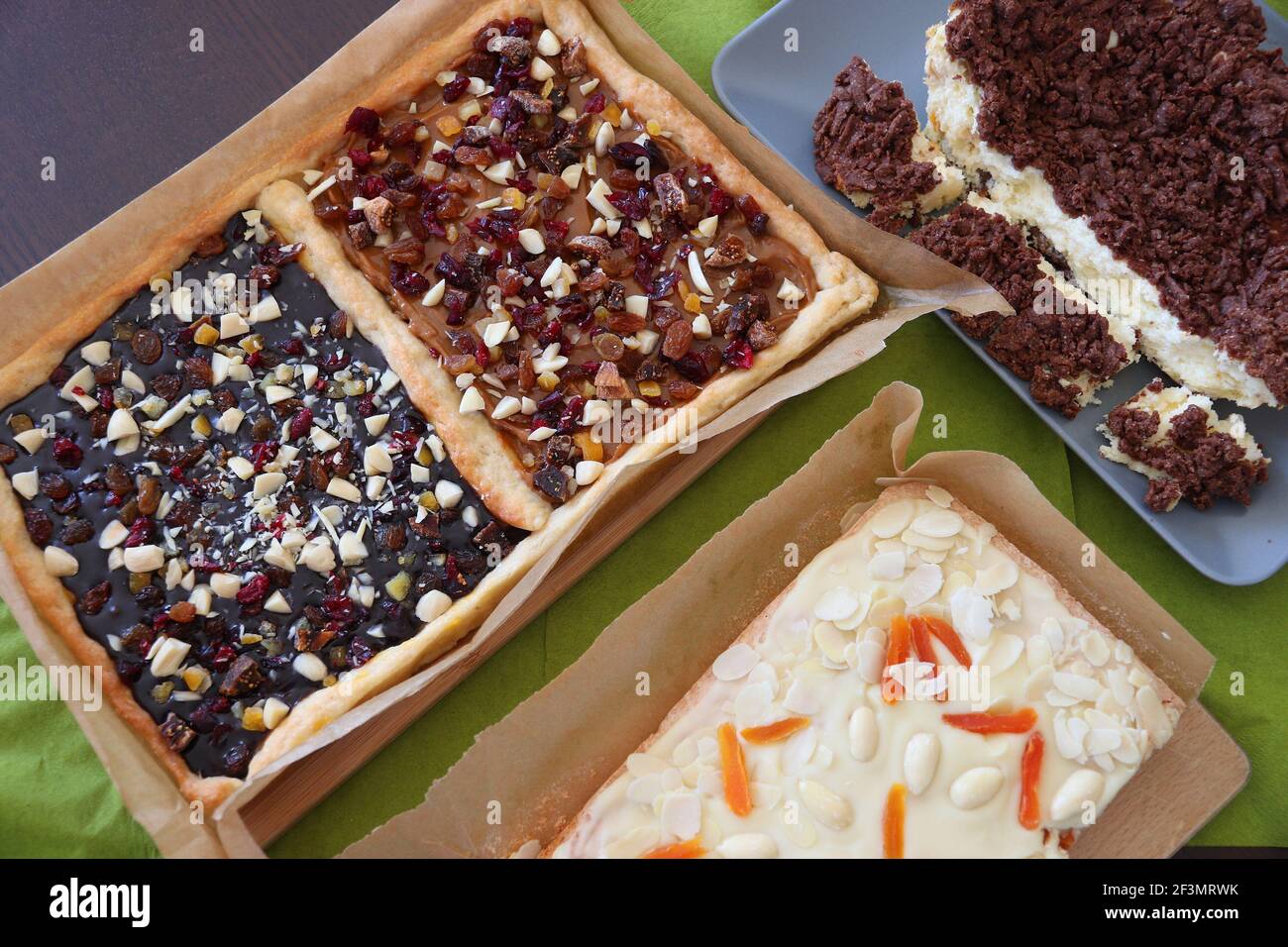 Osterkuchen in Polen. Ostern Lebensmittel: mazurek flache kurze Kuchen und Käsekuchen. Stockfoto