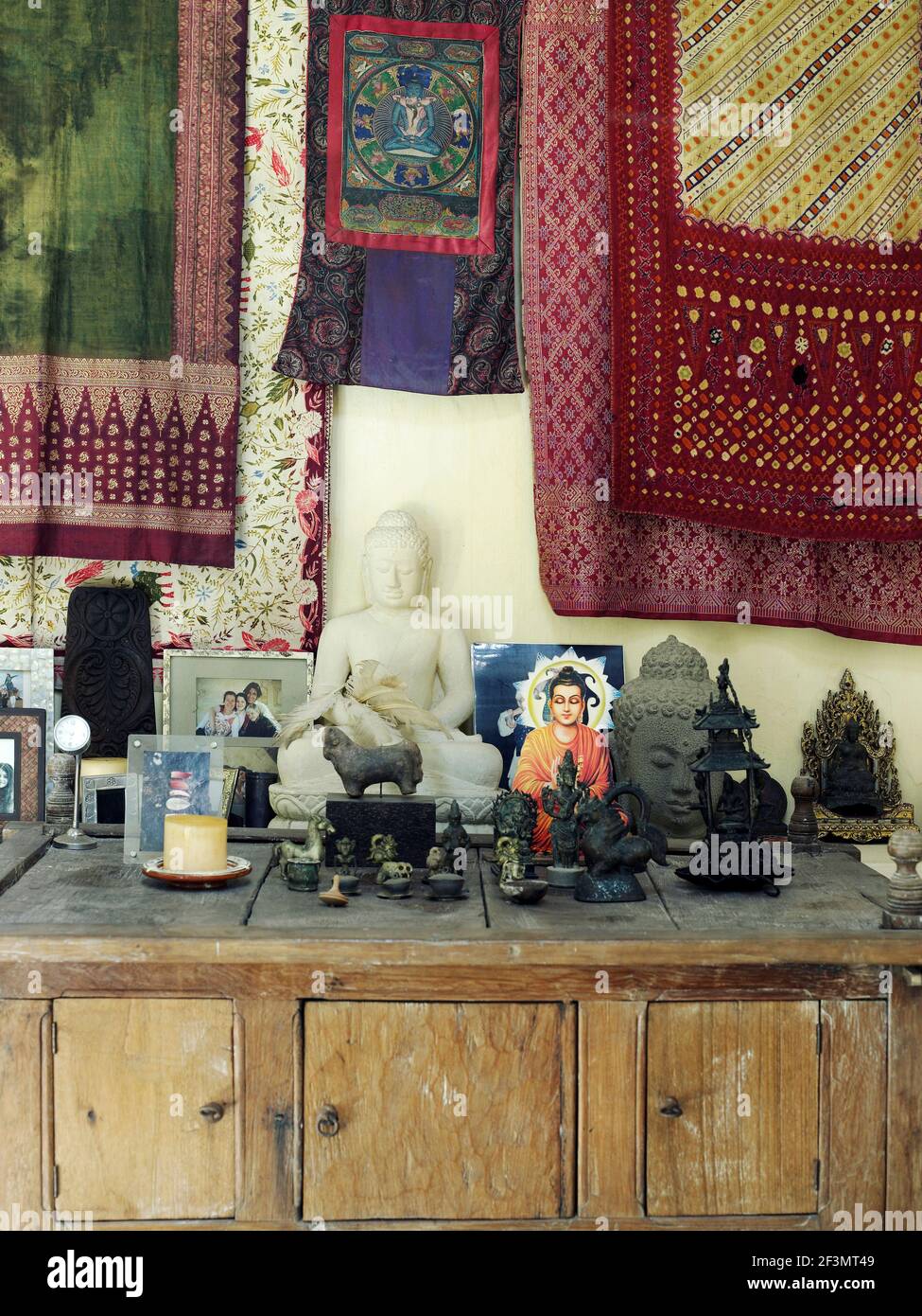 Sammlung von Gegenständen auf Holzschrank, Sri Lanka Stockfoto