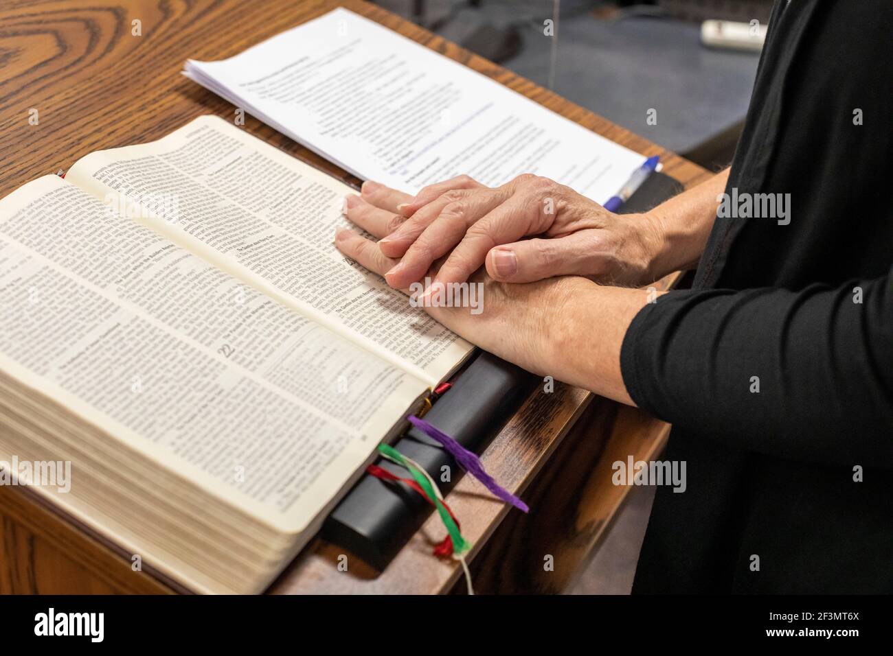 Detroit, Michigan - Dr. Mary Healy, Professorin für Heilige Schrift am Großen Seminar des Heiligen Herzens, liest aus der Bibel, bevor sie eine Klasse an der deac unterrichtet Stockfoto