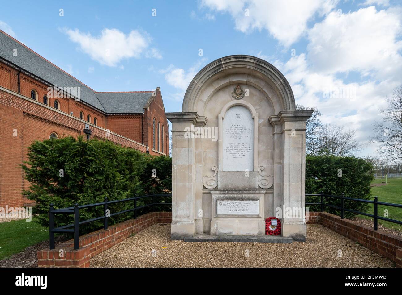 Kriegsdenkmal, das dem Royal Army Service Corps gewidmet ist, neben der Cathedral Church of St. Michael and St. George in Aldershot, Hampshire, England, Großbritannien Stockfoto