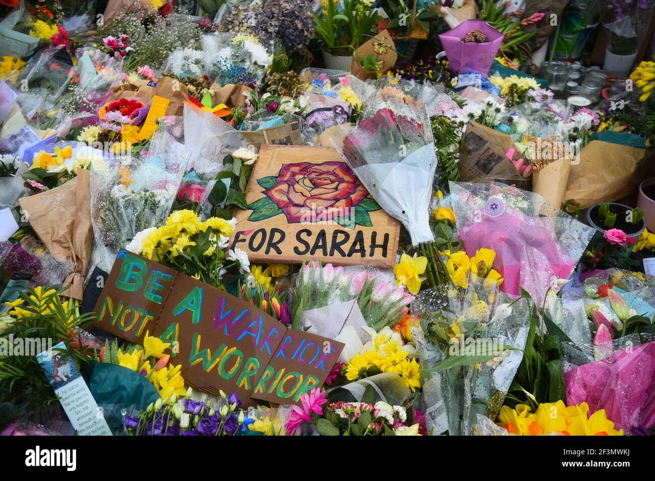 Florale Tribute links neben dem Bandstand in Clapham Common, London, für Sarah Everard. PC Wayne Couzens, 48, erschien im Old Bailey in London und wurde wegen der Entführung und Ermordung des 33-Jährigen angeklagt. Bilddatum: Dienstag, 16. März 2021. Stockfoto