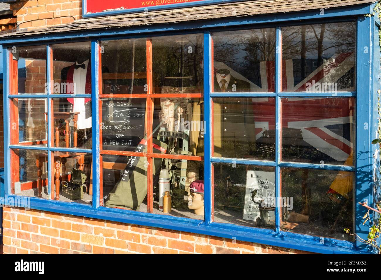 Glover & Riding Geschäft für militärische und zivile Schneider in Aldershot, Hampshire, England, Großbritannien. Schaufenster mit Armee Uniformen und Ausrüstung. Stockfoto