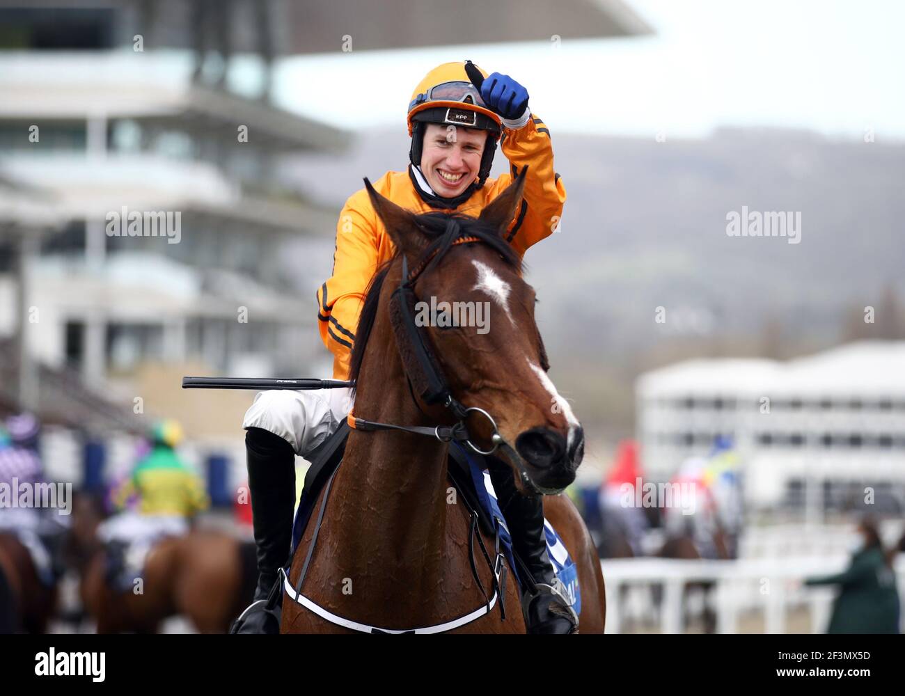 Richard Condon an Bord Heaven Helfen Sie uns feiert nach dem Gewinn der