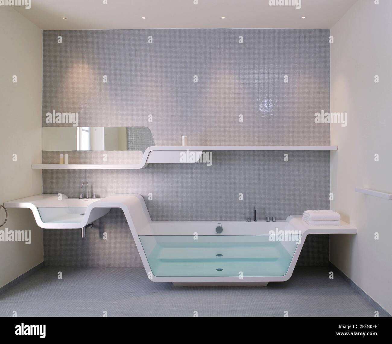 Eingebautes Waschbecken und Badewanne in Frankreich zu Hause Stockfoto