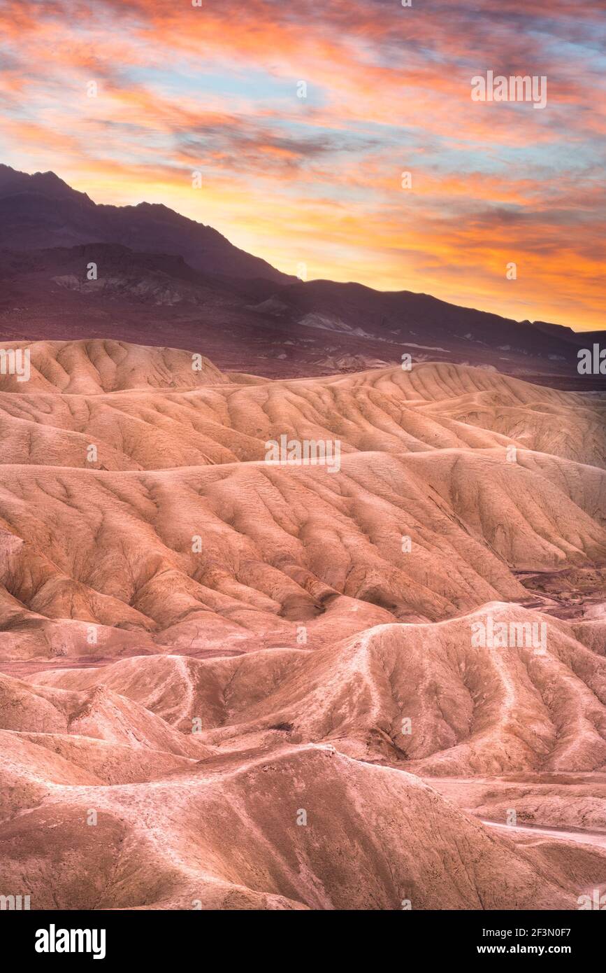 Schöne bunte Death Valley National Park Landschaft Reise Bild mit Berge Stockfoto