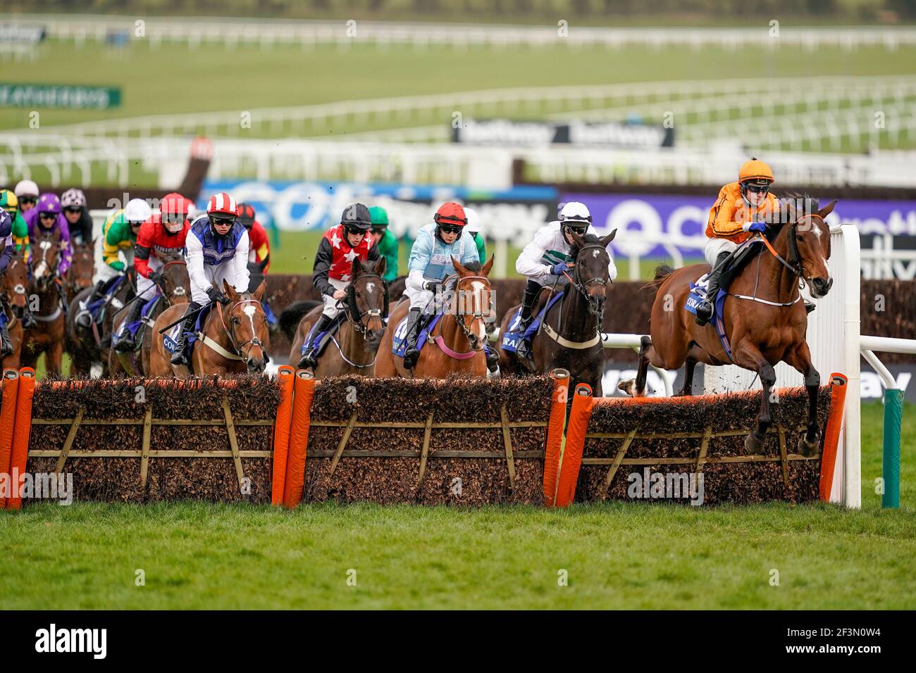Richard Condon Reiten Himmel Helfen Sie uns (rechts) führt den ganzen Weg, um die Coral Cup Handicap Hürde während des zweiten Tages des Cheltenham Festival auf Cheltenham Rennbahn zu gewinnen. Bilddatum: Mittwoch, 17. März 2021. Stockfoto