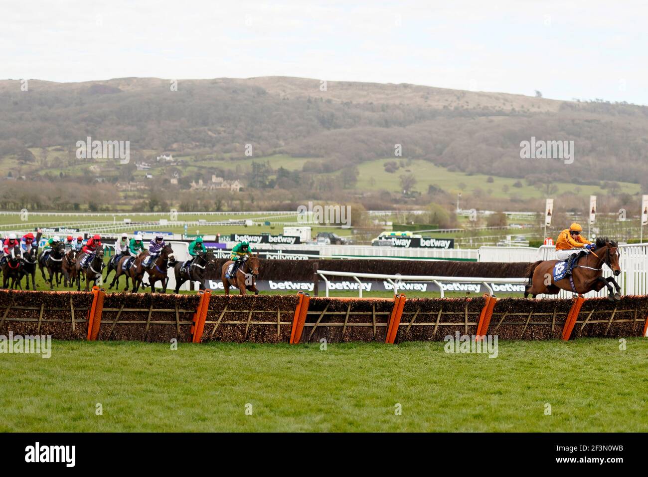 Richard Condon Reiten Himmel Helfen Sie uns (rechts) führt den ganzen Weg, um die Coral Cup Handicap Hürde während des zweiten Tages des Cheltenham Festival auf Cheltenham Rennbahn zu gewinnen. Bilddatum: Mittwoch, 17. März 2021. Stockfoto