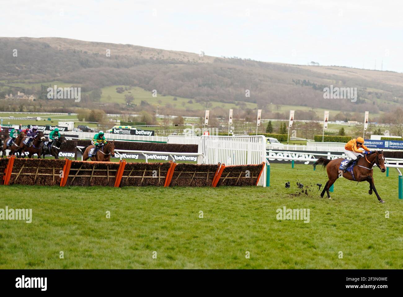 Richard Condon Reiten Himmel Helfen Sie uns (rechts) führt den ganzen Weg, um die Coral Cup Handicap Hürde während des zweiten Tages des Cheltenham Festival auf Cheltenham Rennbahn zu gewinnen. Bilddatum: Mittwoch, 17. März 2021. Stockfoto
