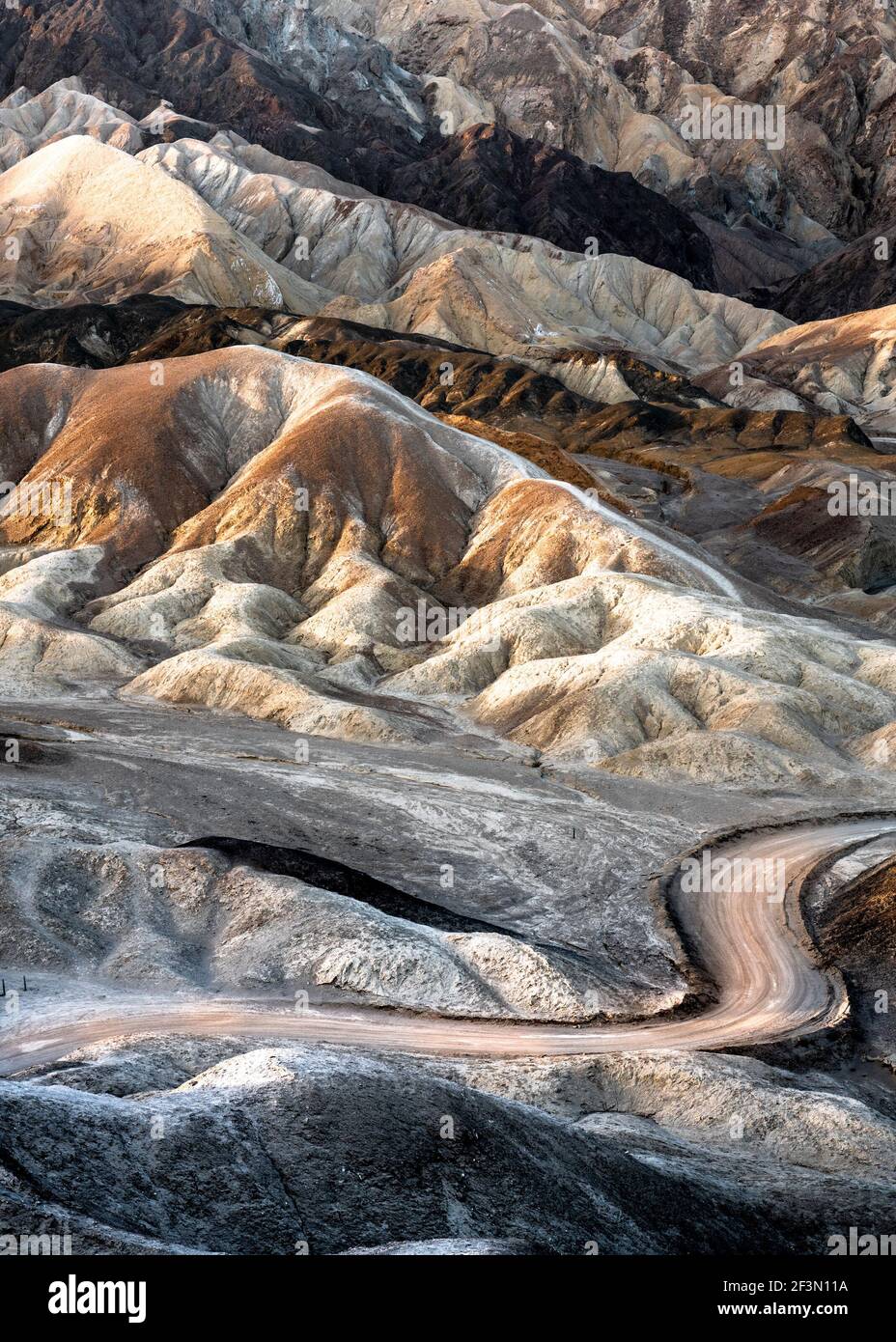 Schöne bunte Death Valley National Park Landschaft Reise Bild mit Berge Stockfoto