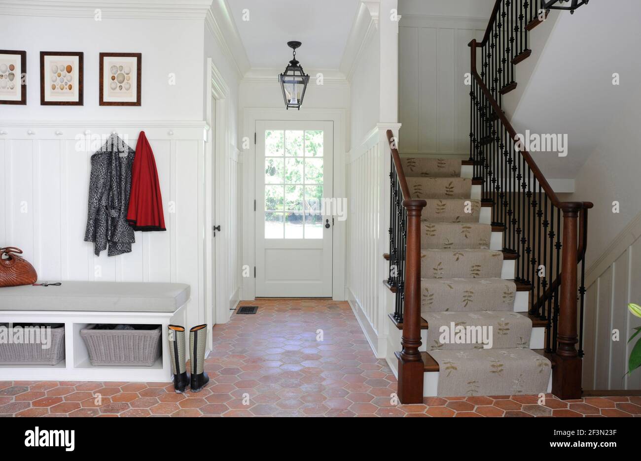 Eingangshalle und Treppe von Shelley Morris entworfenen kolonialen Stil Residenz in New Canaan, Connecticut, USA Stockfoto