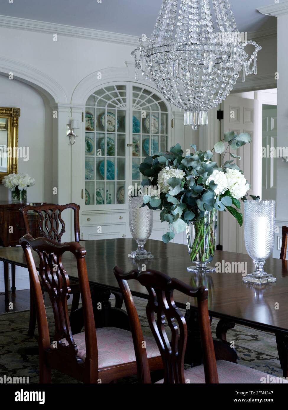 Glas-Kronleuchter über dunklem Holz Esstisch in Shelley Morris entworfenen Kolonialstil Residenz in New Canaan, Connecticut, USA Stockfoto