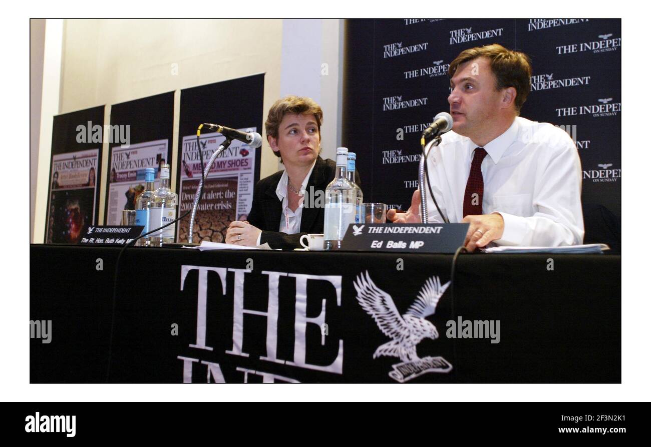 The Independent Fringe Meeting mit den Rednern David Miliband, Ruth Kelly und Ed Balls unter dem Vorsitz von Steve Richards beim Labor Party Conf. In Brighton.pic David Sandison 26/9/2005 Stockfoto