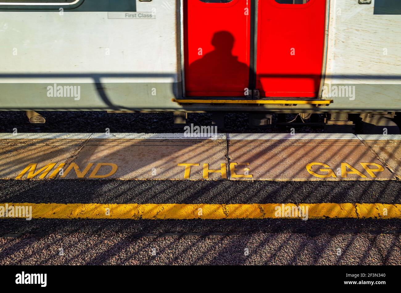 Beachten Sie das Gap-Schild auf einem Bahnhofsplatz. Stockfoto