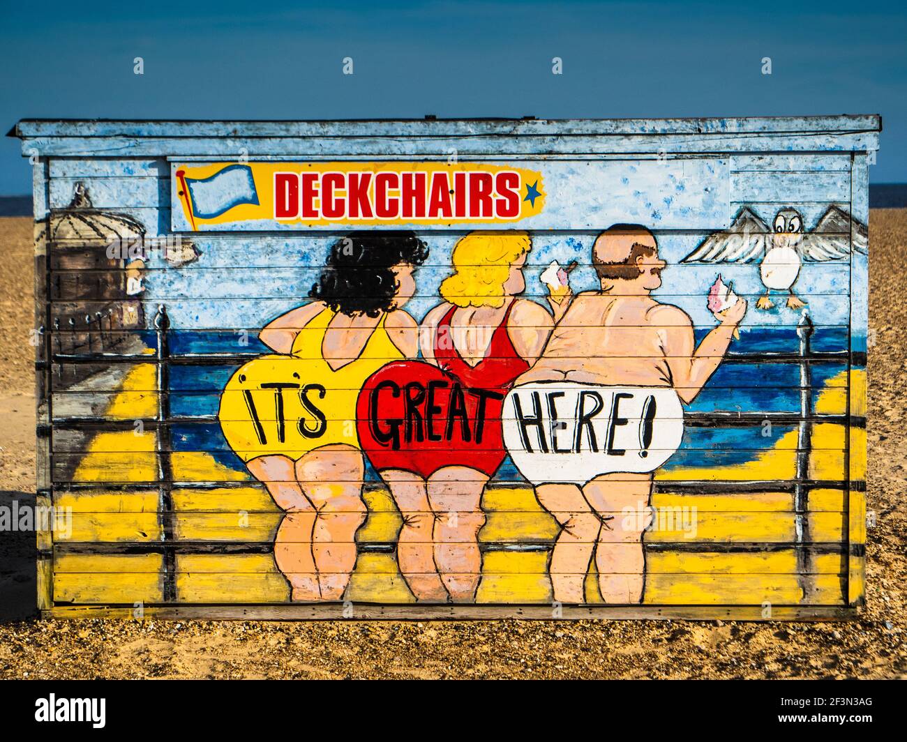 Great Yarmouth Seaside Fat Bottoms - Strandhütte für Liegestuhl - saugwürdige Kunst am Meer auf einer Liegestuhl-Hütte am Great Yarmouth Beach in Norfolk UK Stockfoto