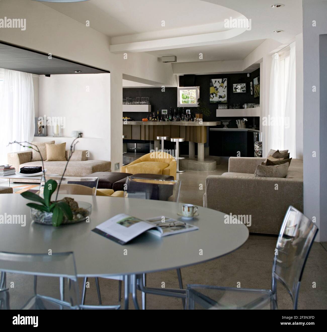 Geräumiges, offenes Zimmer mit Ess- und Sitzbereich Stockfoto