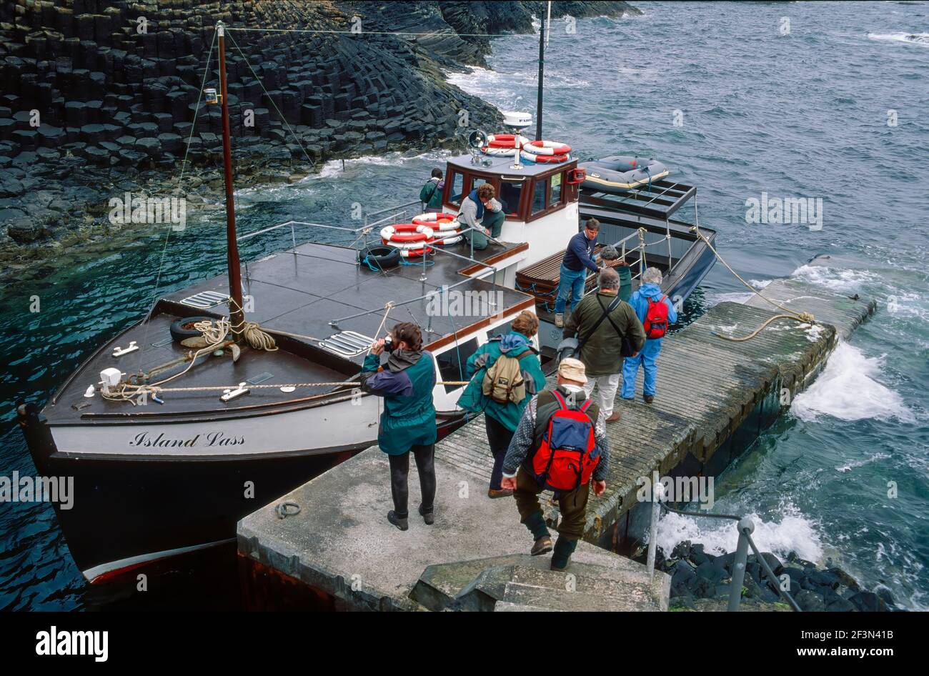Touristen, die auf Staffa an Bord der Insel Lass gehen Stockfoto