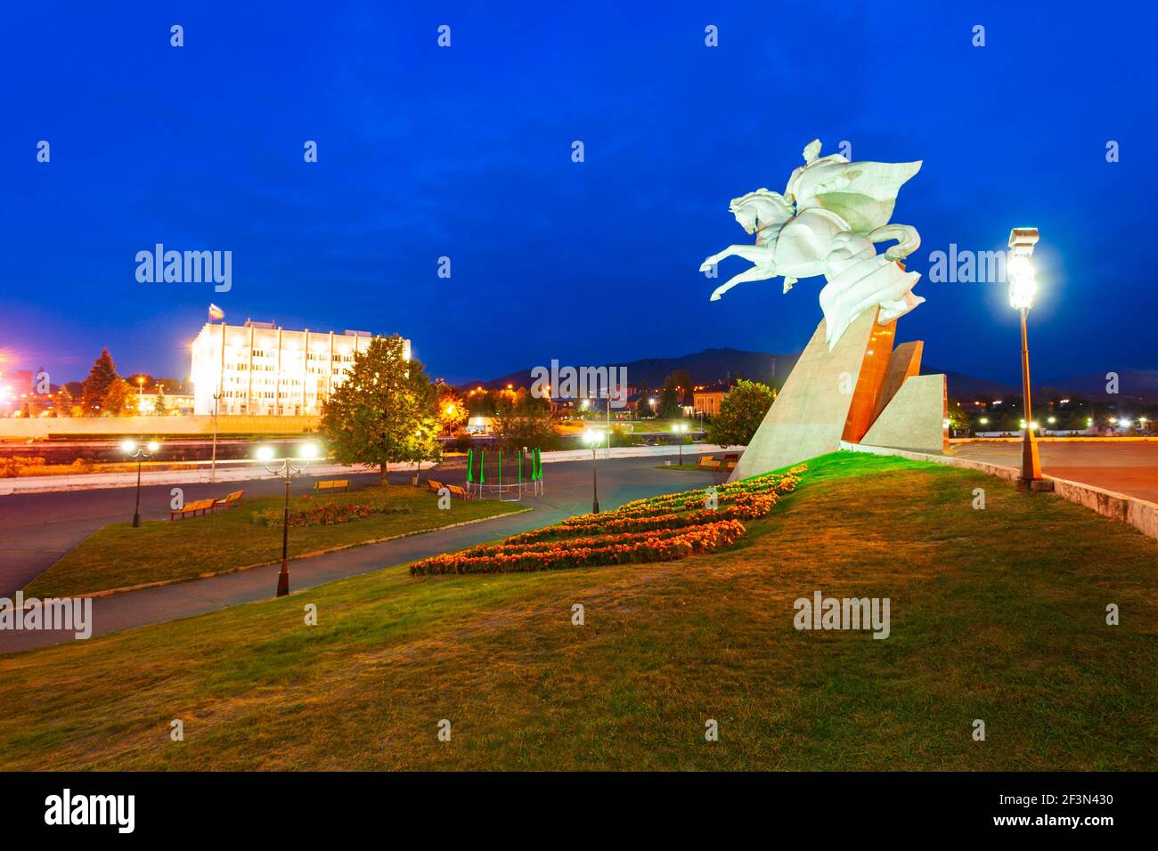Wladikawkaz, Russland - 25. September 2020: Denkmal für den Armeegeneral und sowjetischen Militärkommandanten Issa Plijew oder Pliev in Wladikawkaz in der Nacht Stockfoto