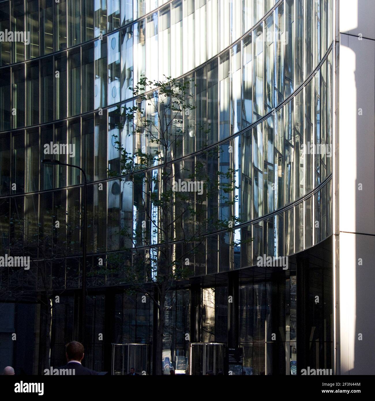 Reflexionen in der Stadt. Architekt: Norman Foster, Designer: Foster & Partners Stockfoto