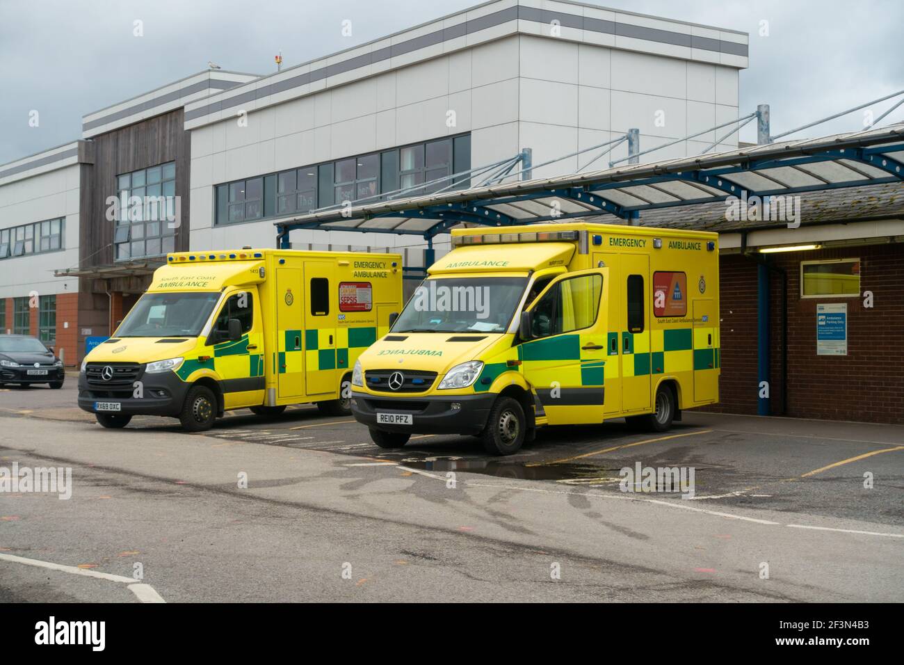 South East Coast Krankenwagen, Notarztwagen, geparkt außerhalb Eastbourne Bezirk allgemeinen Krankenhaus, Eastbourne, East Sussex, großbritannien Stockfoto