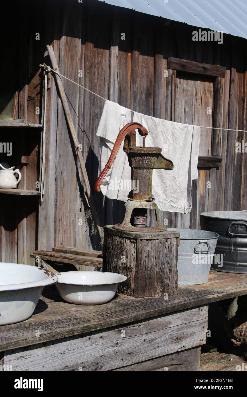 Wasserpumpe und andere Gegenstände notwendig für Pionier leben in Die 1890s im ländlichen Florida Stockfoto