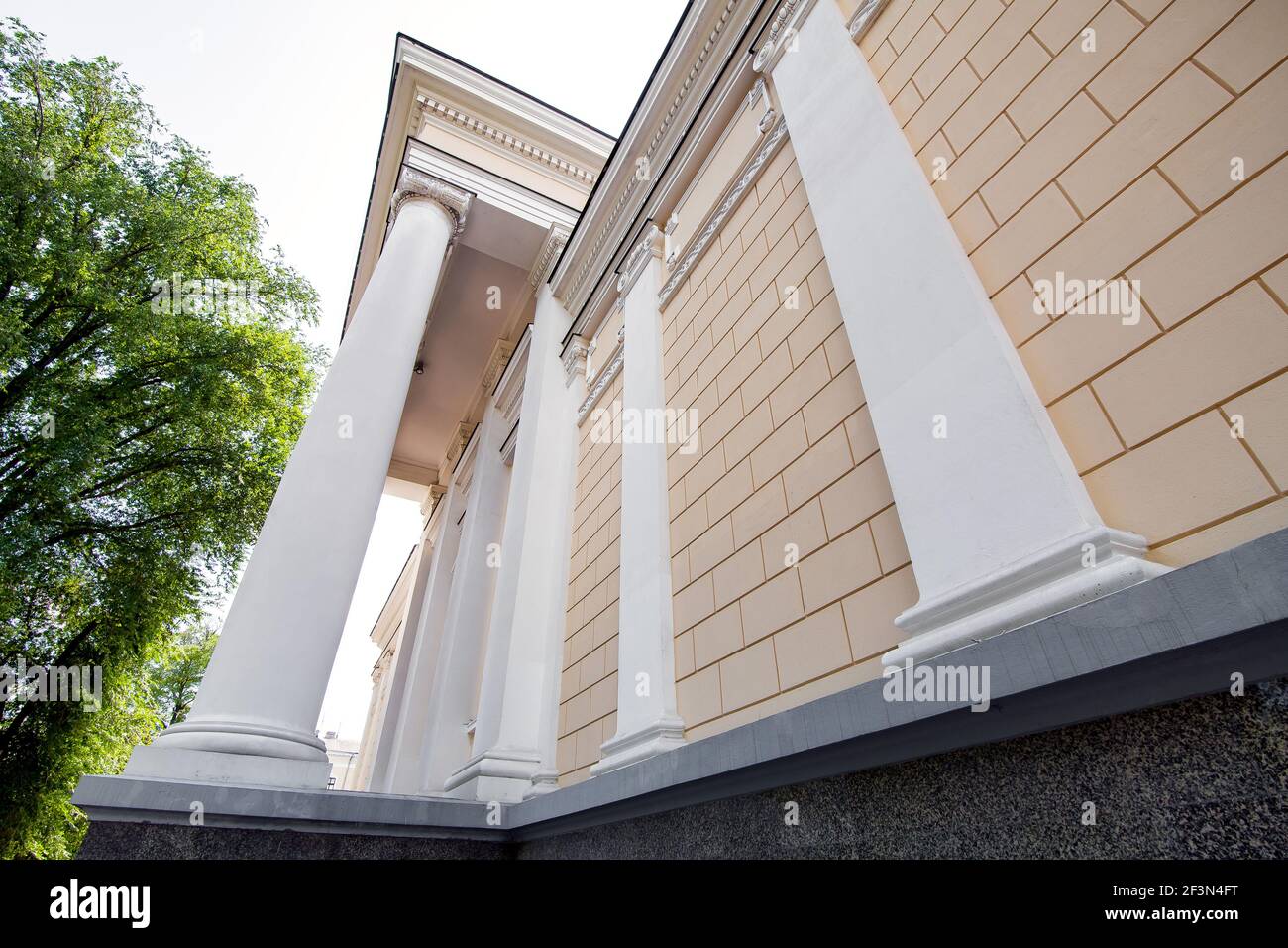 Eine riesige Fassade eines historischen Gebäudes des kulturellen Erbes Mit architektonischen Design-Elementen von Säulen und Russtications Bottom-up-Ansicht Stadtbild Stockfoto