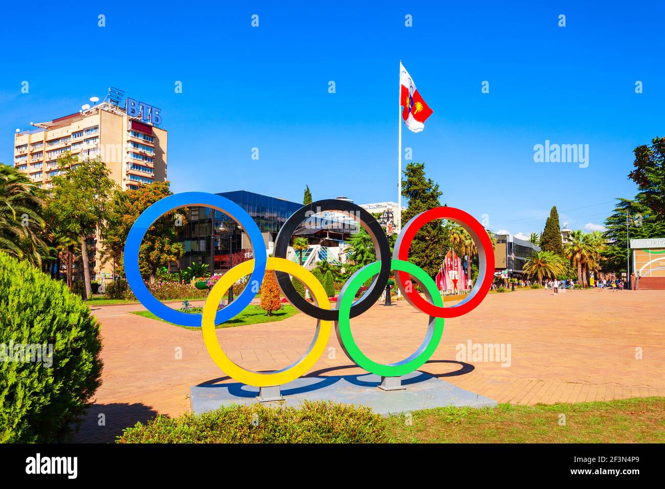 Sotschi, Russland - 04. Oktober 2020: Olympische Ringe Logo und Symbol Denkmal auf dem Flaggenplatz im Zentrum von Sotschi Resort Stadt in der Region Krasnodar, Russ Stockfoto