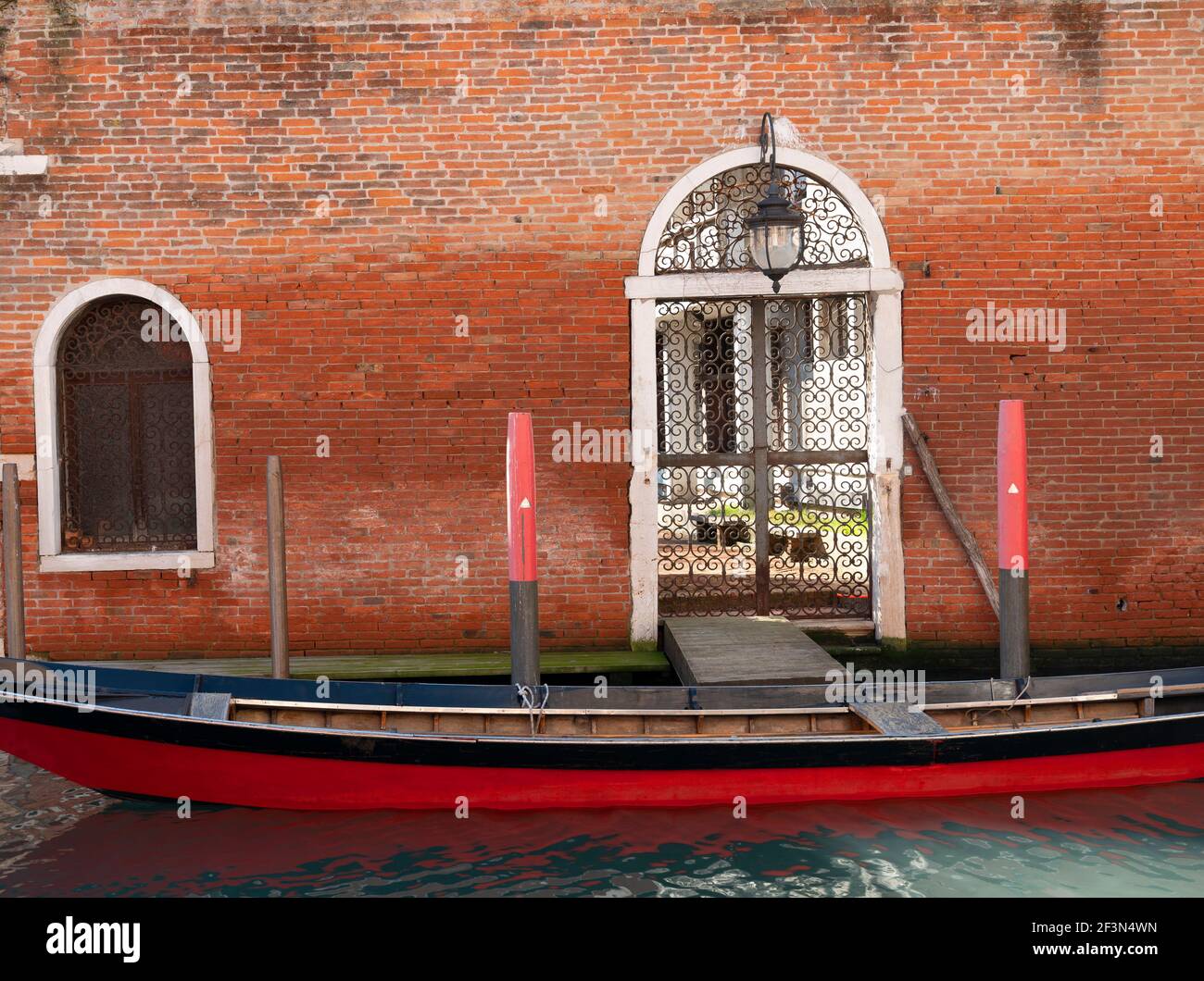 Am Kanal gelegenes Hotel in Venedig, Italien Stockfoto