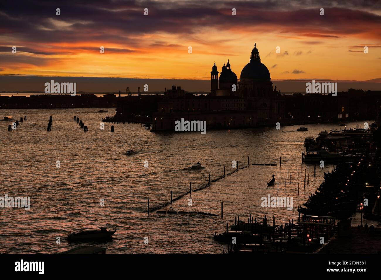 Sonnenuntergang auf dem Canal Grande, Santa Maria della Salute, Venedig, Italien. Stockfoto