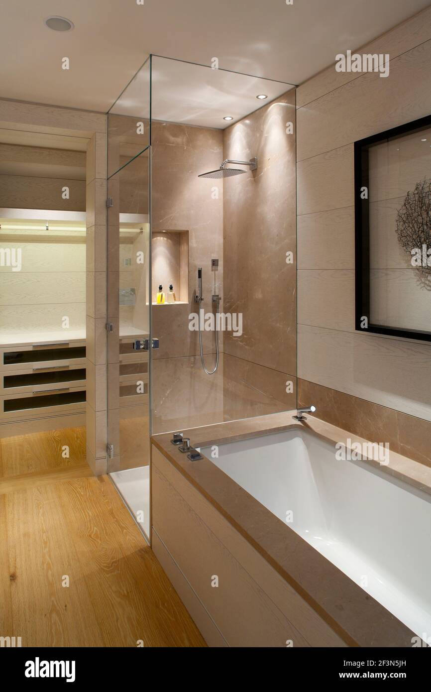 Neues halb unterirdisches Haus im Zentrum von london. Hochwertige handgefertigte Tischlerei von Kaizen Furniture. Innenarchitektur von Todhunter Earle. Gäste en-Suite Ba Stockfoto