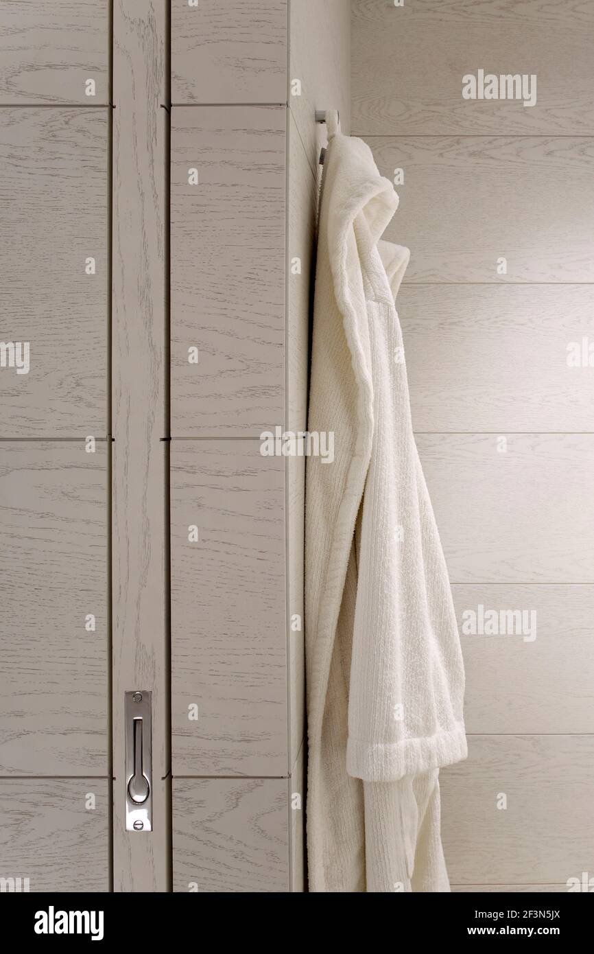 Neues halb unterirdisches Haus im Zentrum von london. Hochwertige handgefertigte Tischlerei von Kaizen Furniture. Innenarchitektur von Todhunter Earle. Gäste en-Suite Ba Stockfoto