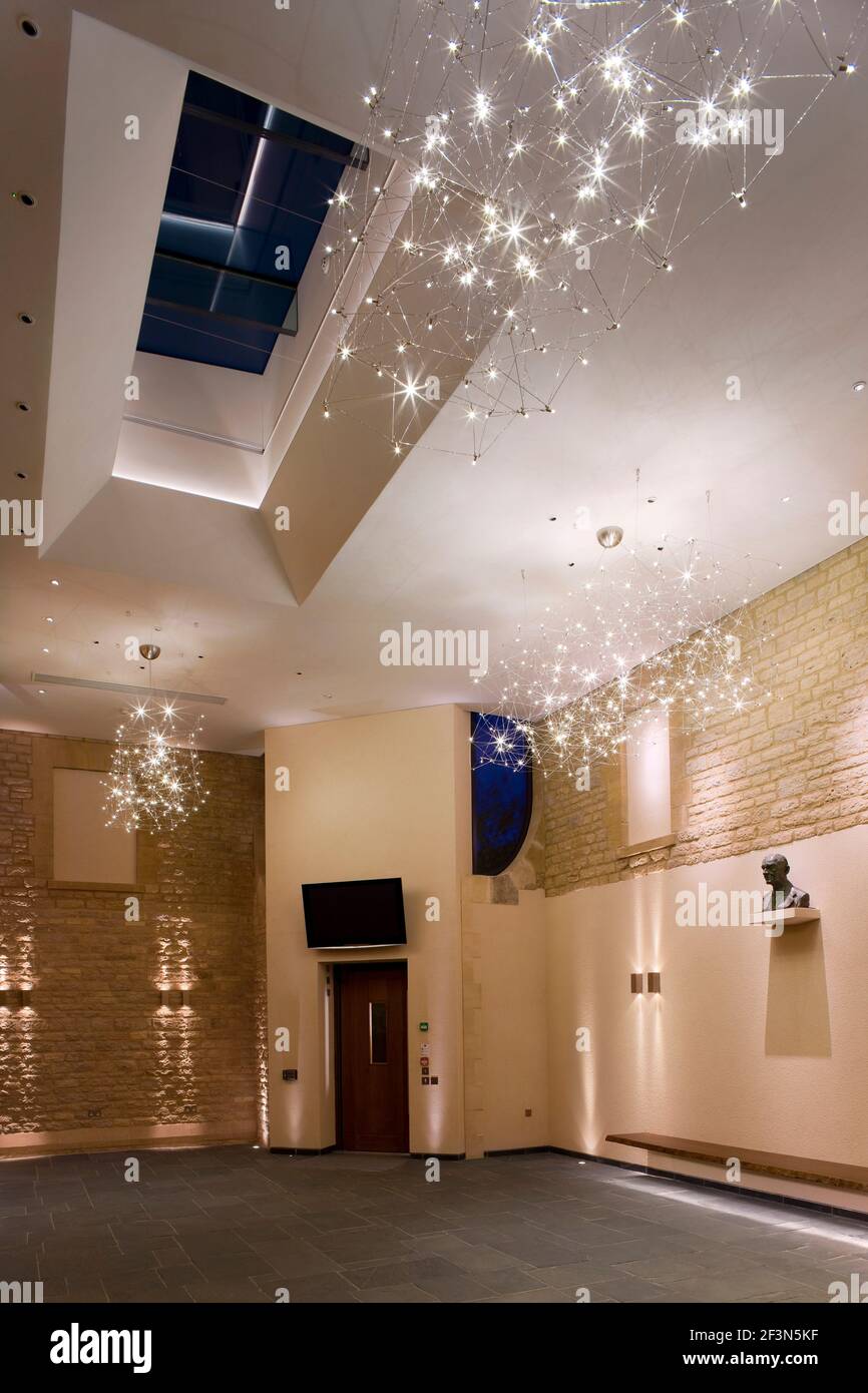 Merton College, University of Oxford, Hörsaal und Empfangsbereich. Empfangsbereich in doppelter Höhe mit großem Oberlicht. Lichtinstallation zur Nachahmung Stockfoto