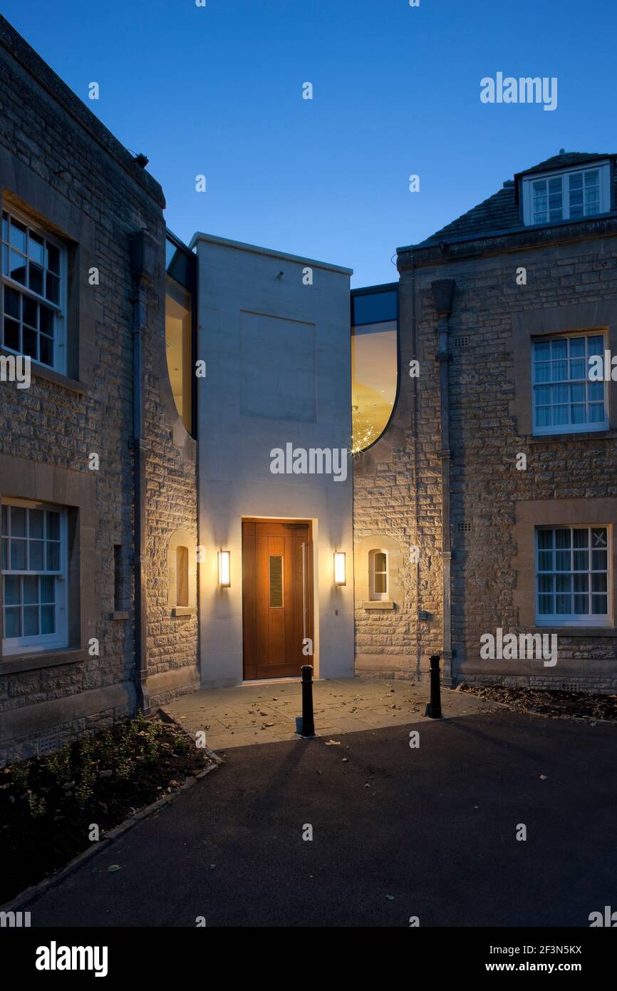 Merton College, University of Oxford, Hörsaal und Empfangsbereich. Außenansicht in der Abenddämmerung des Merton College. Steinwände und dezente Beleuchtung. Stockfoto