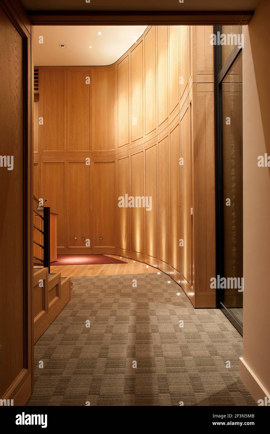 Merton College, Universität Oxford, Hörsaal und Rezeption Bereich. Eingang Blick in Hörsaal mit Holz getäfelten Wänden voller Höhe beleuchtet. Stockfoto