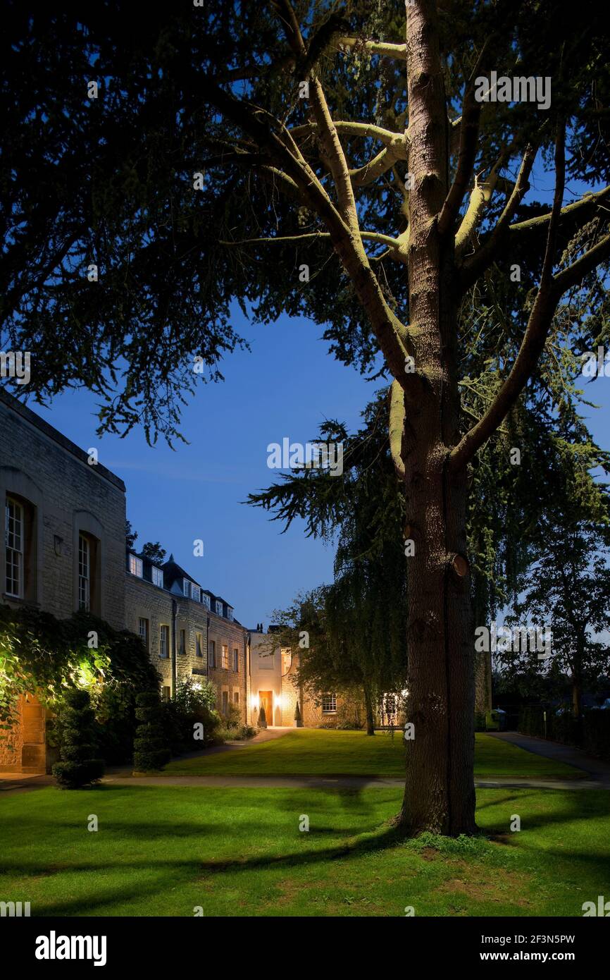 Merton College, Universität Oxford, Hörsaal und Rezeption Bereich. Gartenbereich mit beleuchteten Baum Stockfoto