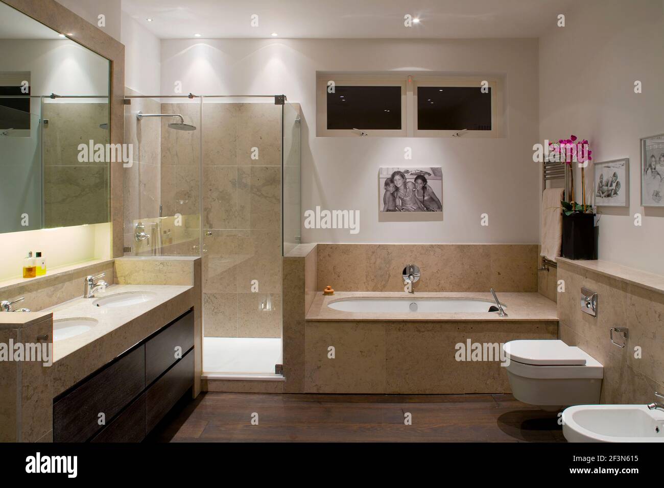 Innenarchitekt im Besitz Familienhaus in Wandsworth. Master en-Suite Badezimmer, Stein gekrönte Doppelwaschbecken Waschtisch Einheit, große Glasgehäuse Dusche und Ba Stockfoto