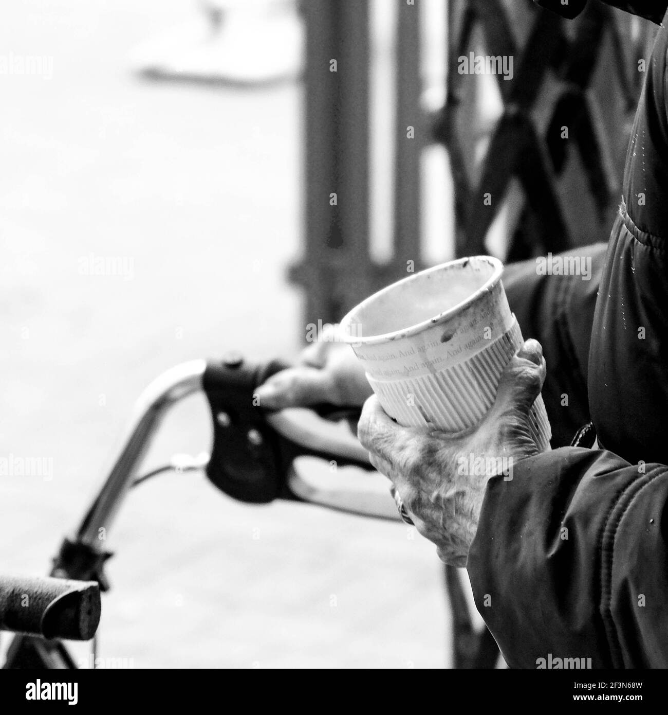 London, Großbritannien, März 17 2021, eine alte anonyme gealterte Frau, die einen Takeaway Coffee Cup in Close-Up hält Stockfoto