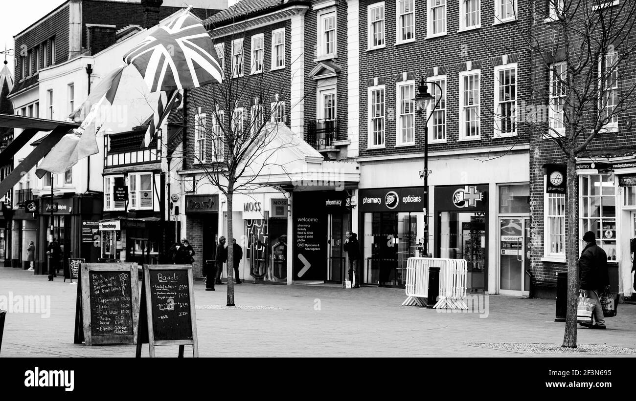London, Großbritannien, März 17 2021, Einkäufer, die während der Covid-19 Coronavirus Lockdown entlang EINER ruhigen High Street spazieren Stockfoto
