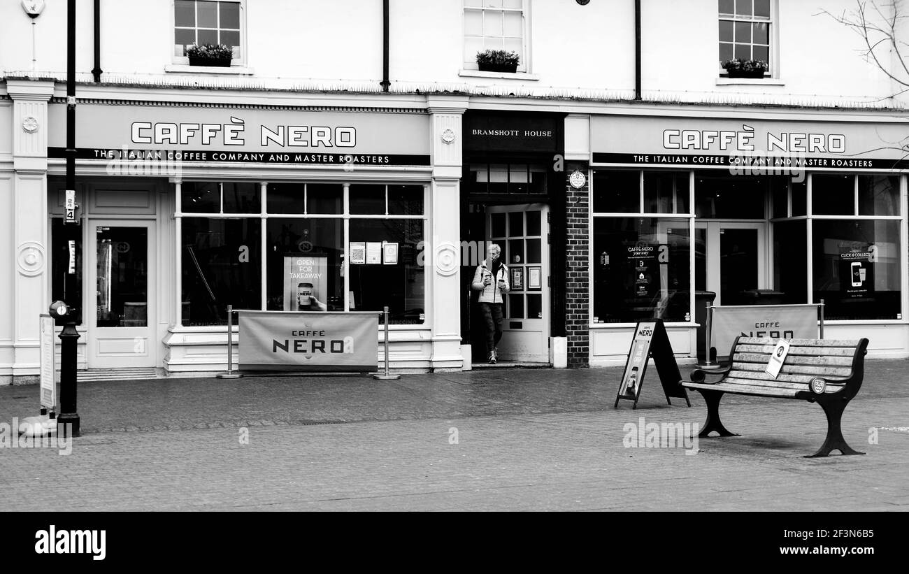 London UK, März 17 2021, Kunde verlässt Cafe Nero mit Takeaway Coffee während Covid-19 Coronavirus Lockdown Stockfoto