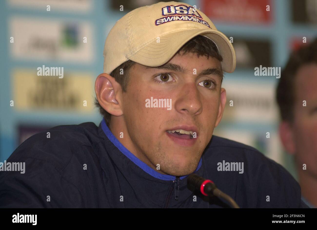 Olympiasieger Michael Phelps von US-Schwimmen bei einer Pressekonferenz bei der Weltmeisterschaft, in Barcelona 2003. Stockfoto