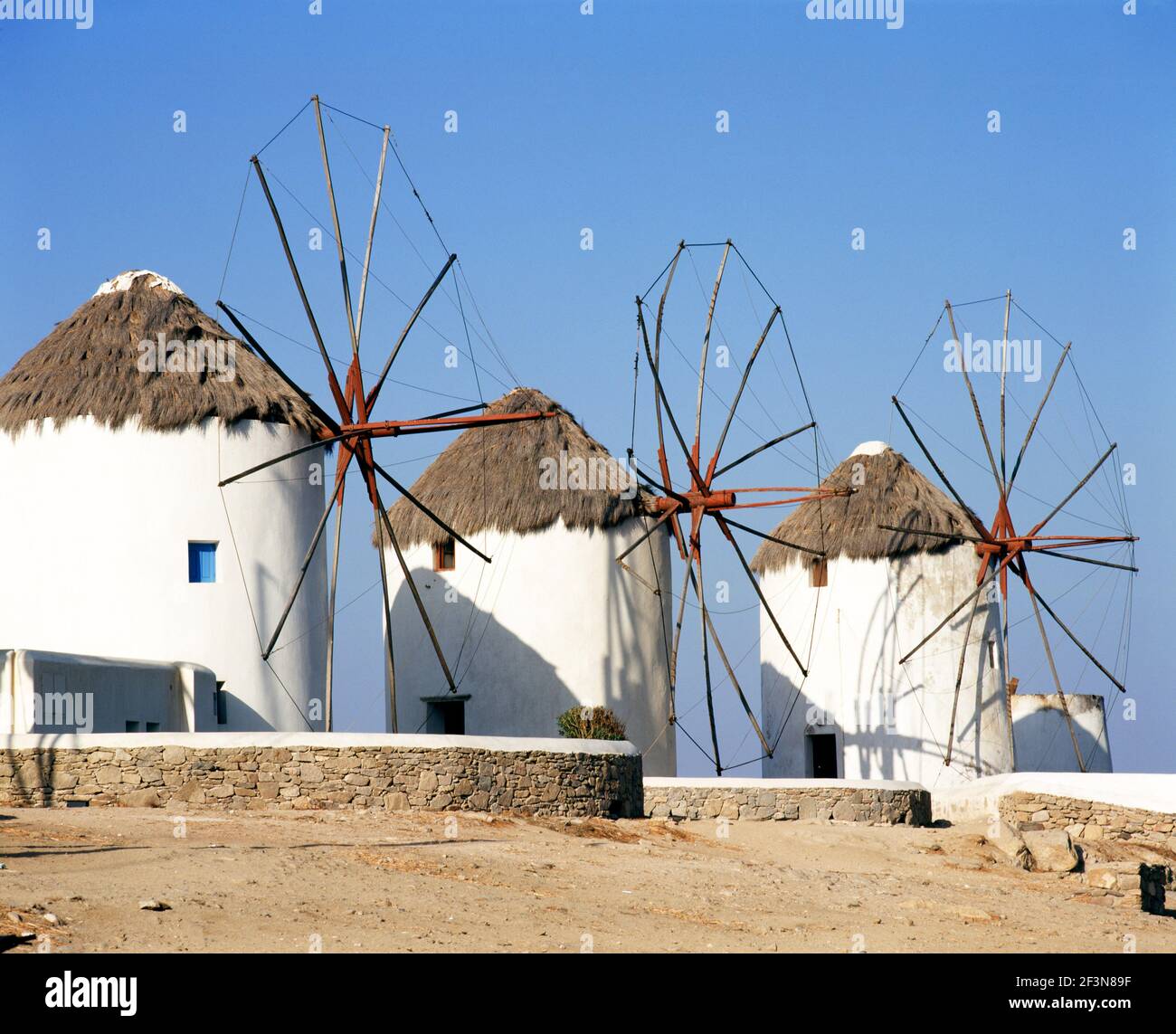 Windmühlen sind charakteristische Merkmale der Landschaft von Mykonos, die sich vor allem in der Nachbarschaft von Chora, die für die Weizenmahlung verwendet wurden, konzentriert. Stockfoto