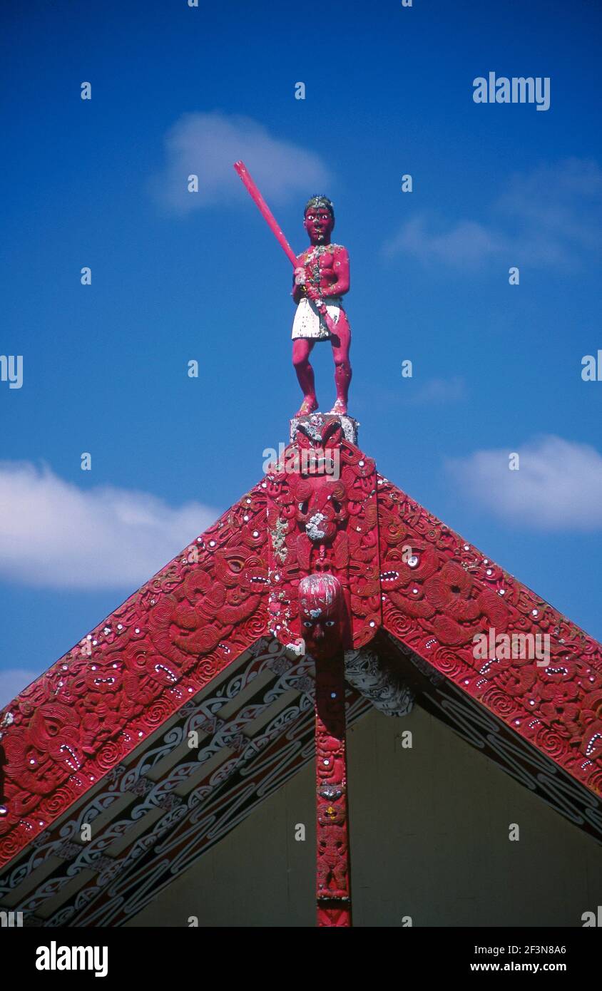 Maori Meeting Houses sind oft aufwendig geschnitzt. Sie sind der Ort für viele wichtige Gemeinschaftsveranstaltungen wie Hochzeiten und Beerdigungen. Stockfoto