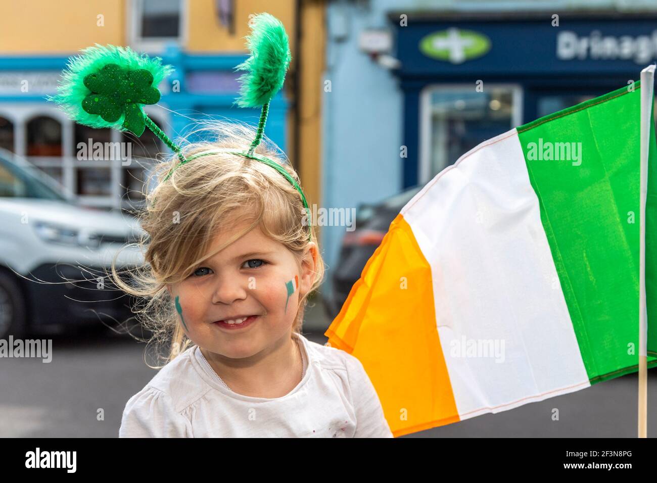 Schull, West Cork, Irland. März 2021, 17th. Obwohl alle Paraden zum St. Patrick's Day in Irland wegen COVID-19 abgesagt wurden, hielt das die Leute nicht davon ab, sich für den Irish National Day in Grün zu kleiden. In Schull feierte die 3-jährige Evie McCarthy. Quelle: AG News/Alamy Live News Stockfoto