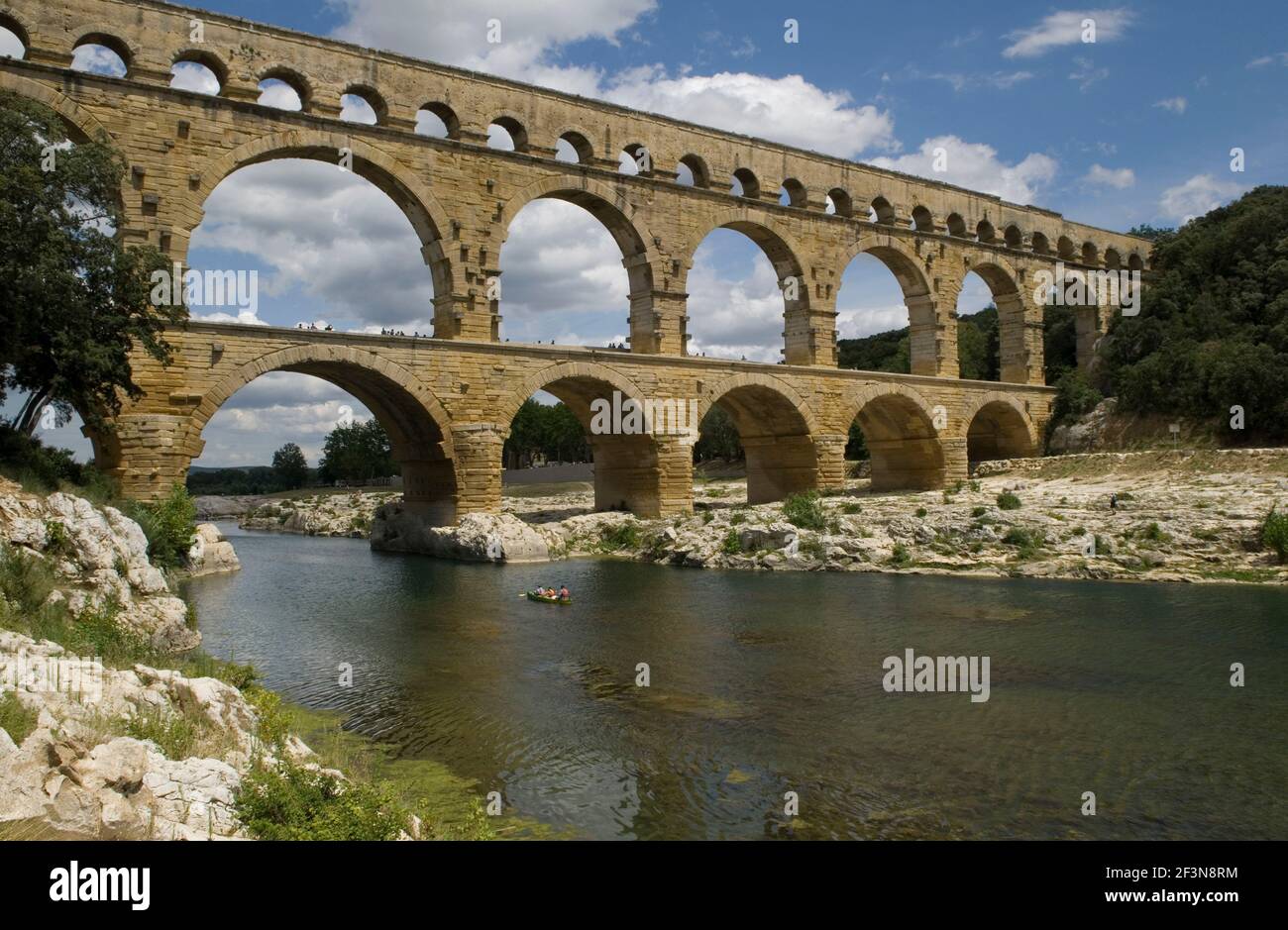 Das römische Aquädukt über dem Fluss Gard wurde eingebaut Die Mitte des ersten Jahrhunderts, um Wasser zu tragen Die Stadt N Stockfoto