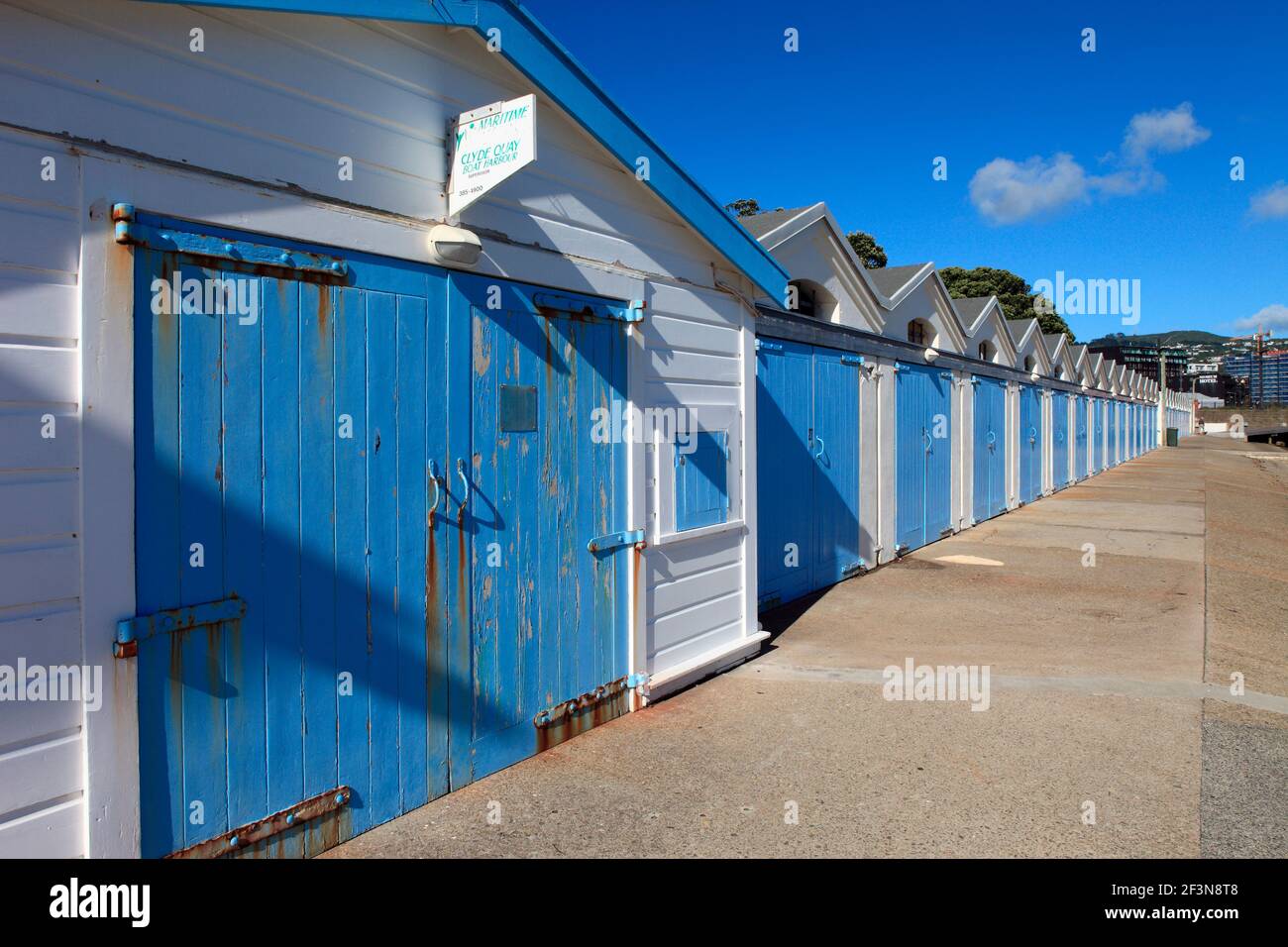 Der Clyde Quay Boat Harbour an der Oriental Parade ist ein malerischer Yachthafen in der Nähe des Zentrums von Wellington. Bootsschuppen können entlang des Wate gemietet werden Stockfoto