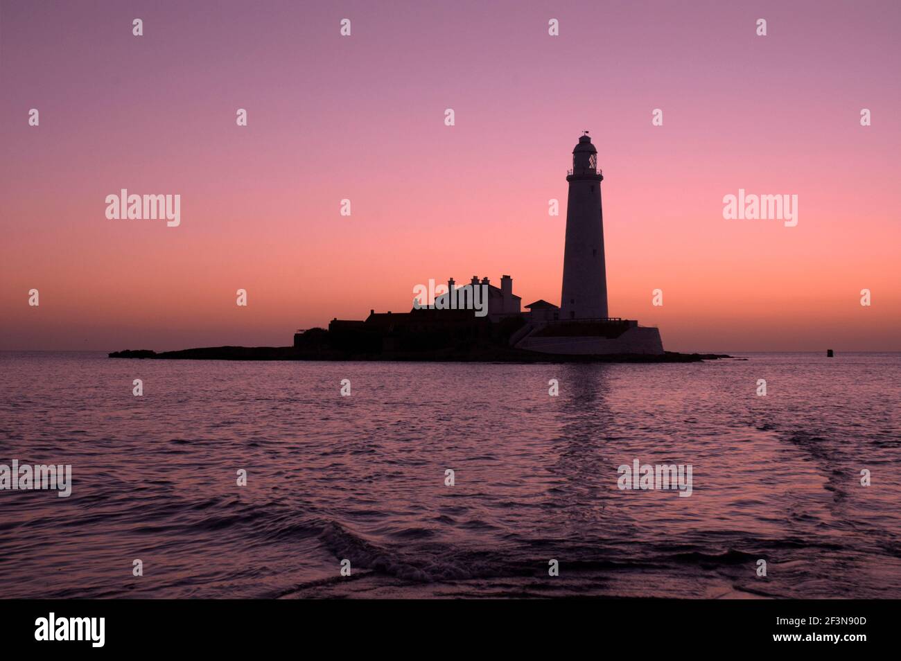 St Mary's Lighthouse liegt auf einer kleinen Insel an der Nordostküste Englands und ist nicht mehr ein funktionstümlicher Leuchtturm. Stockfoto