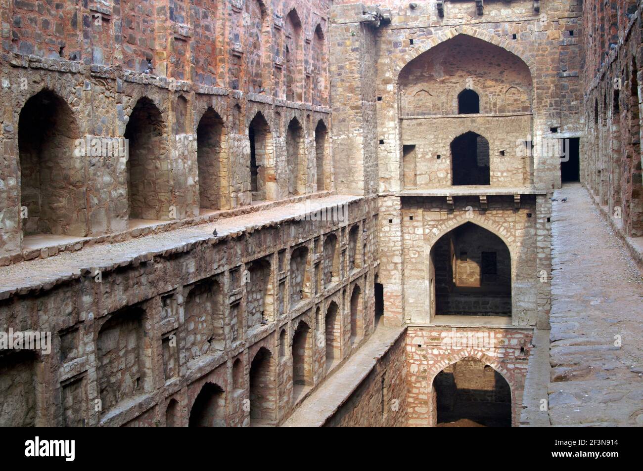 Agrasen KI Baoli ist eine 60 Meter lange und 15 Meter breite historische Schritt gut in der Nähe Connaught Platz in der Stadt. Stockfoto