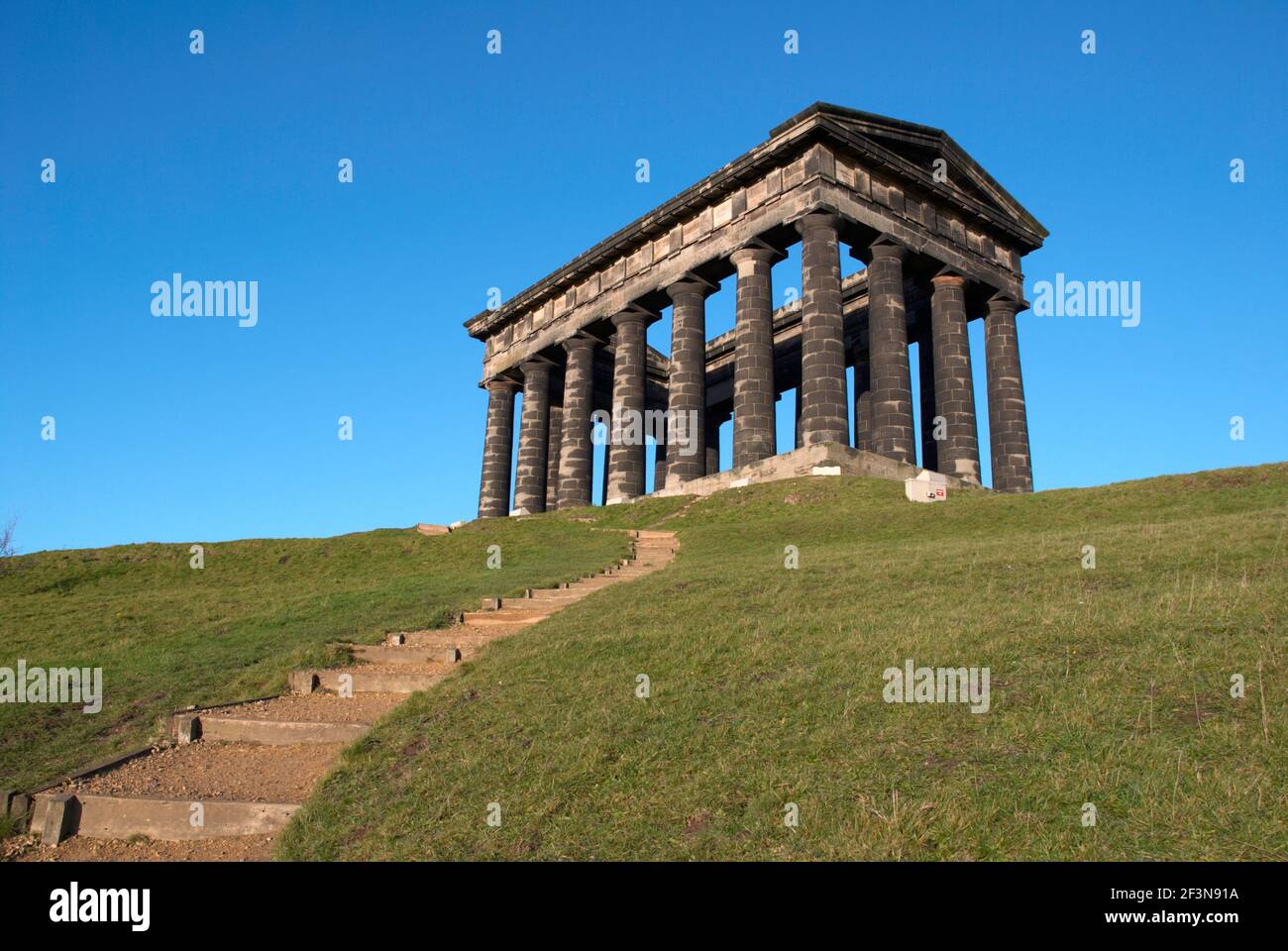 Das Penshaw Monument (offiziell Earl of Durham's Monument) ist ein Torheit, der 1844 auf dem Penshaw Hill erbaut wurde. Es ist John George Lambton, Tannen, gewidmet Stockfoto