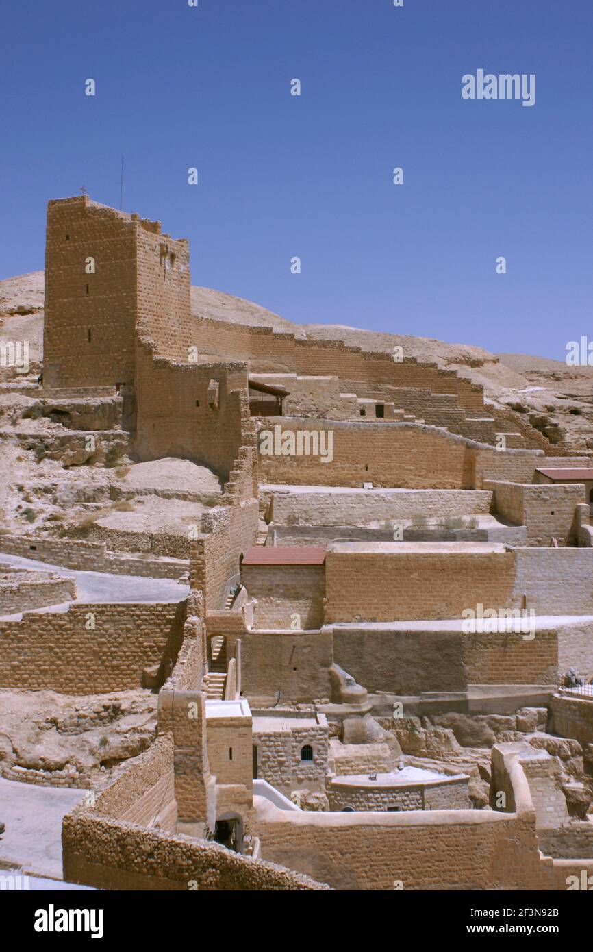 Erhöhter Blick über Ebenen und Landschaft. Mara Saba griechisch-christliches Kloster. Gebäude. Wände. Stadt. Stockfoto